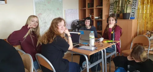 Uśmiechnięta drużyna uczestniczek