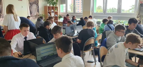 Pełna sala drużyn przy laptopach